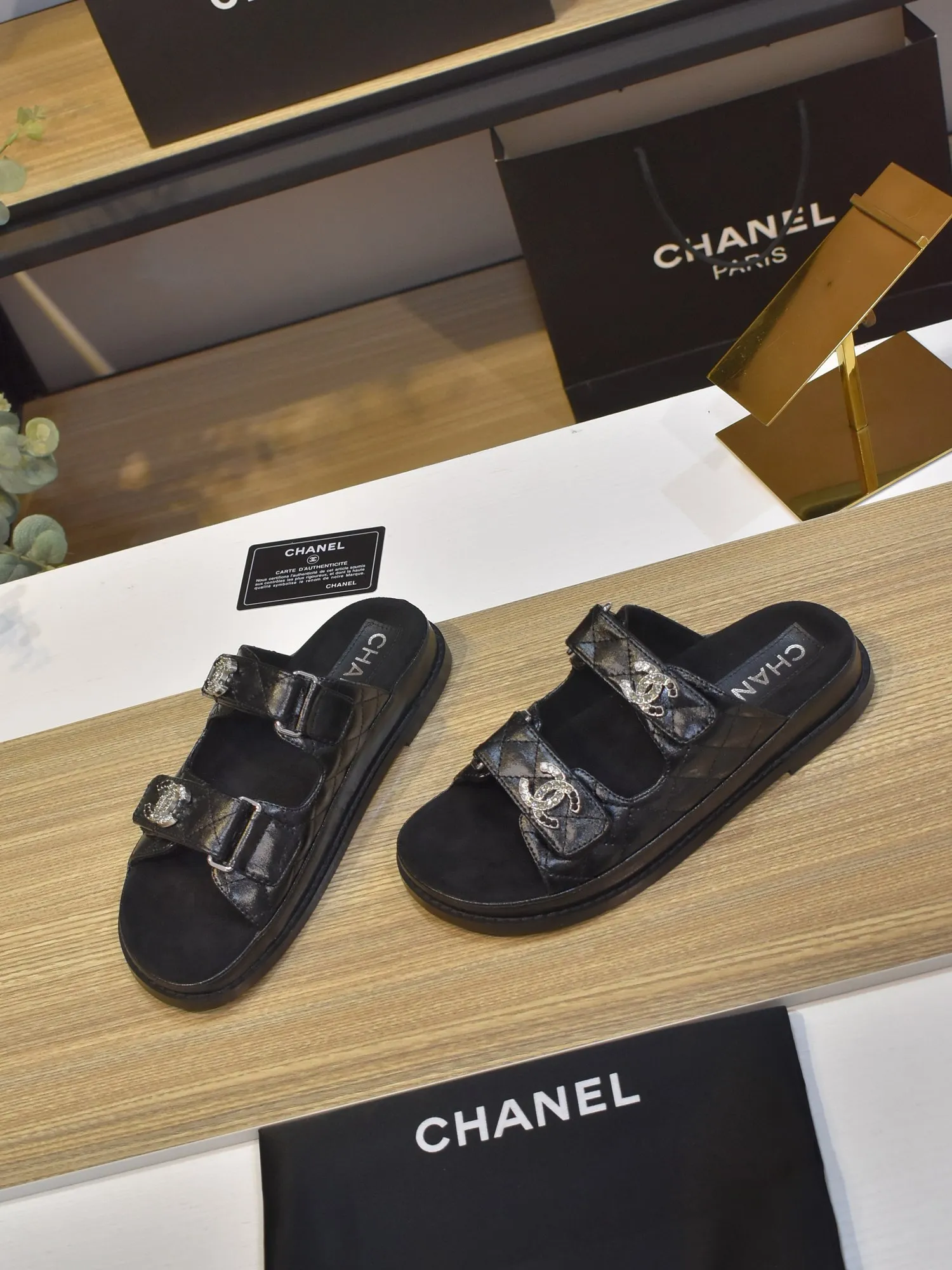 👟👟Ex-factory price 420👟👟 𝑐ℎ𝒶𝓃𝓮𝓁 2025 early spring double pearl latest season new Velcro slippers ————————————❤ European purchasing agent & fragrance grandma’s new fashion latest layout 🔛 Small fragrance sandals that exude lasting charm ~ The original development supports any comparison in the market 🆚The so-called smooth and natural lines To restore the original look, many celebrities have recommended it as one of the must-have items for spring. It is super comfortable on the feet! [Top version] ⚫ Size: 35-41 (41-42 customized, non-returnable)
